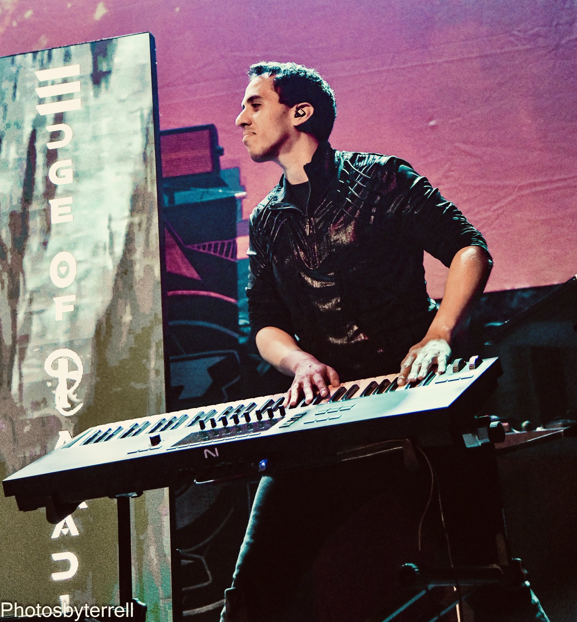 Alex Nasla playing the Native Instruments Kontrol S61 MK3 on stage